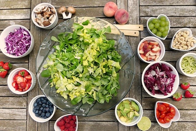 Bir kase salata kaç kalori? Çoban, Mevsim, Gavurdağı, Tavuklu, Ton Balıklı Salata kalori oranı ve besin değeri? Salatanın Faydaları Nedir?