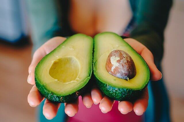 Bir adet avokado kaç kalori eder? 1 adet ve ya yarım avokado kalori miktarı ve avokado besin değeri nedir? Avokadonun faydaları nelerdir?
