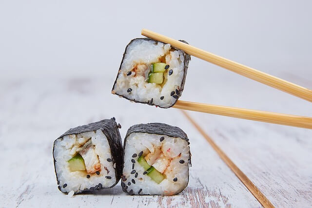 Pratik Sushi Tarifi ve ya Sushi nasıl yapılır? Sushi malzemeleri ile evde Sushi yapımı. Sushi tarifinin püf noktaları nelerdir?